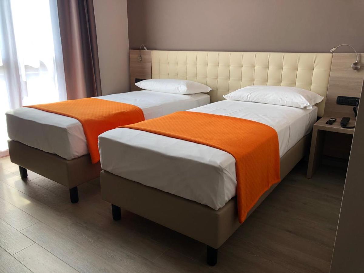 Hotel Folen Milan Bagian luar foto